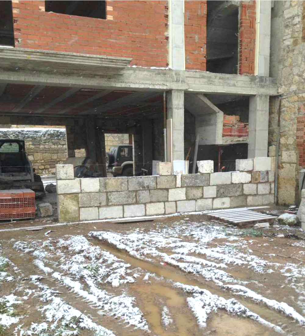 Fachada de casa de piedra en construcción de nueva obra en Burgos
