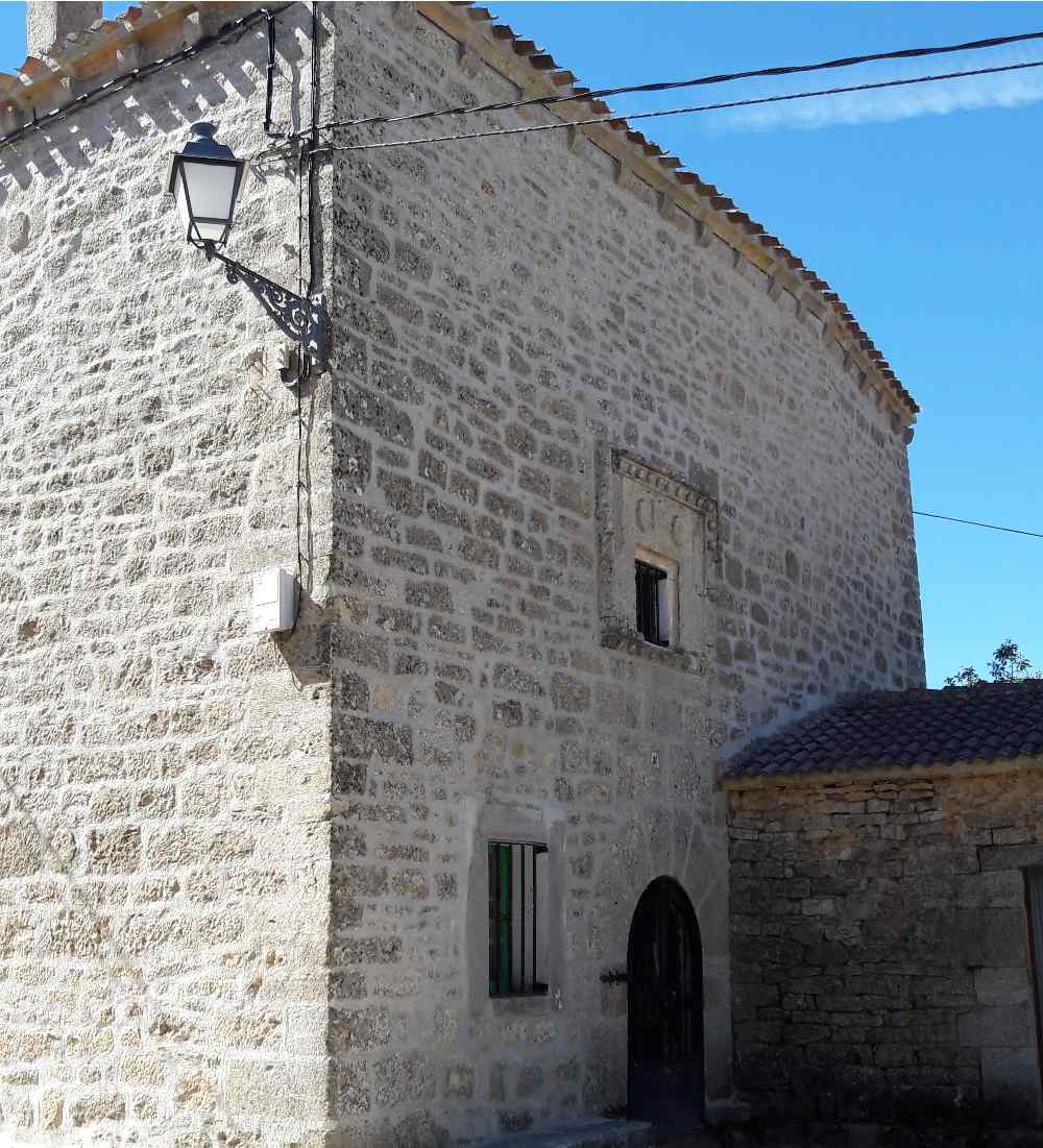 Fachada de piedra de mampostería después de la obra de limpieza y revocado en la provincia de Burgos