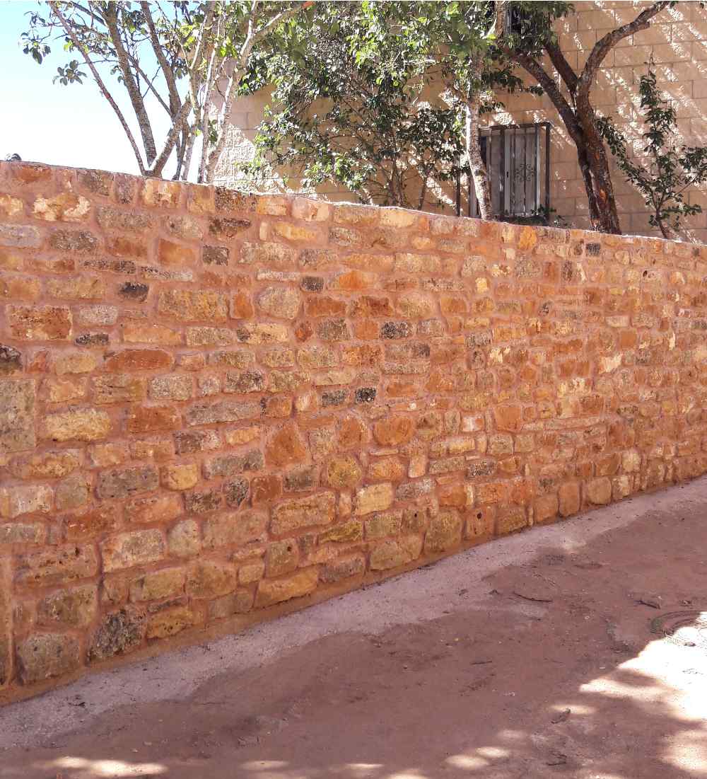 Muro de mampostería construido en Quintanaloma (Burgos)
