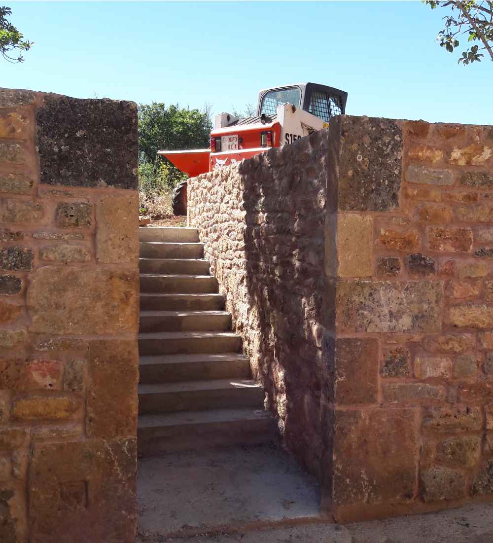 Muro de mampostería y acceso peatonal por escalera en Quintanaloma (Burgos)