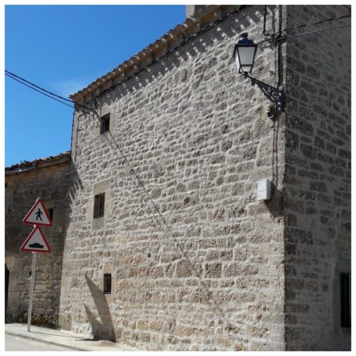 Obra de limpieza y revocado de fachada de mampostería en la provincia de Burgos