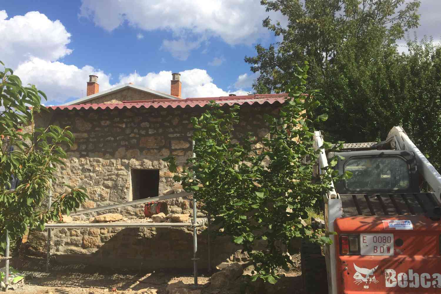 Rehabilitación de fachada de piedra en Huérmeces, Burgos, terminada