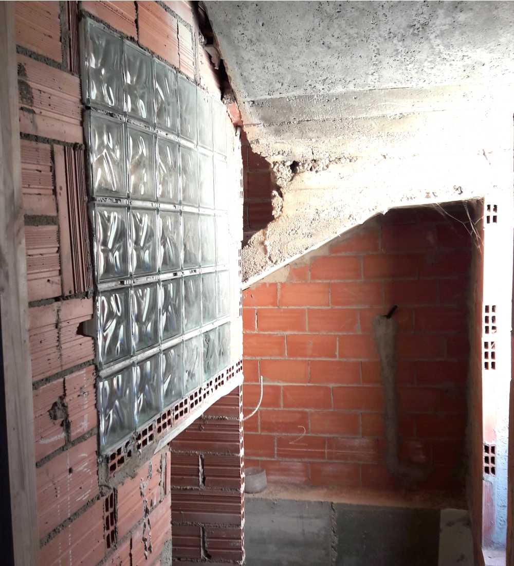 Zona de paso en casa de sillería en construcción con pared de pavés